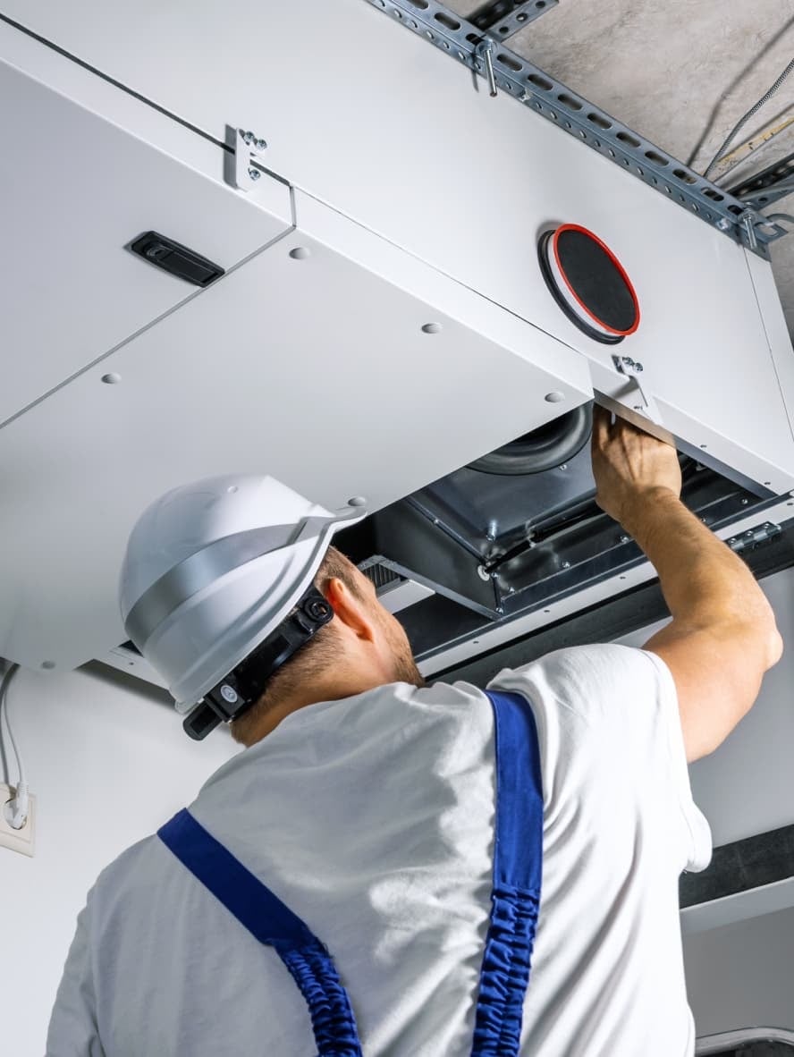 Tecnico al lavoro su un’unità di ventilazione