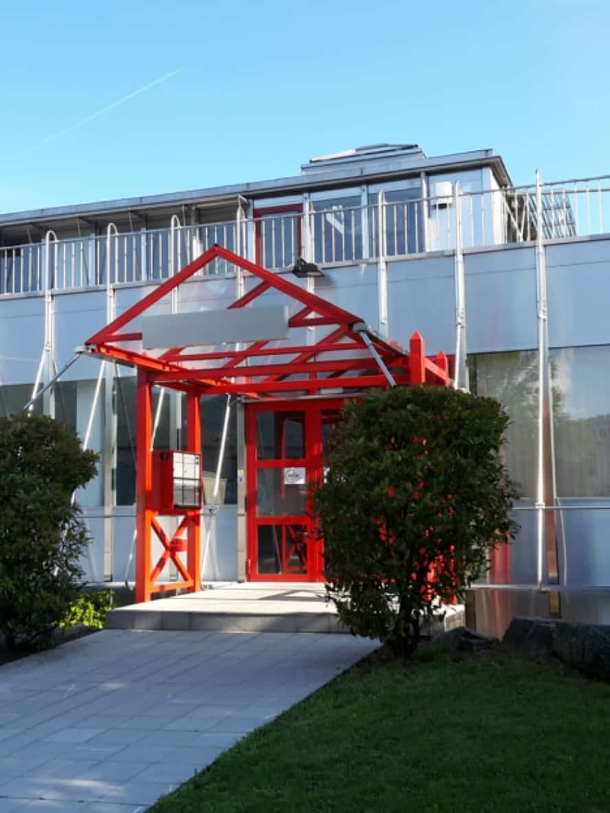 Ingresso della sede con struttura rossa