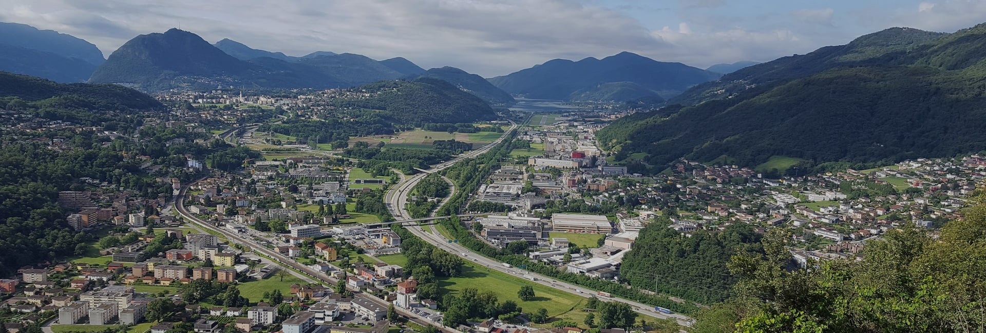 Das Vedeggio-Tal und Bedano von oben, im Hintergrund der Luganersee
