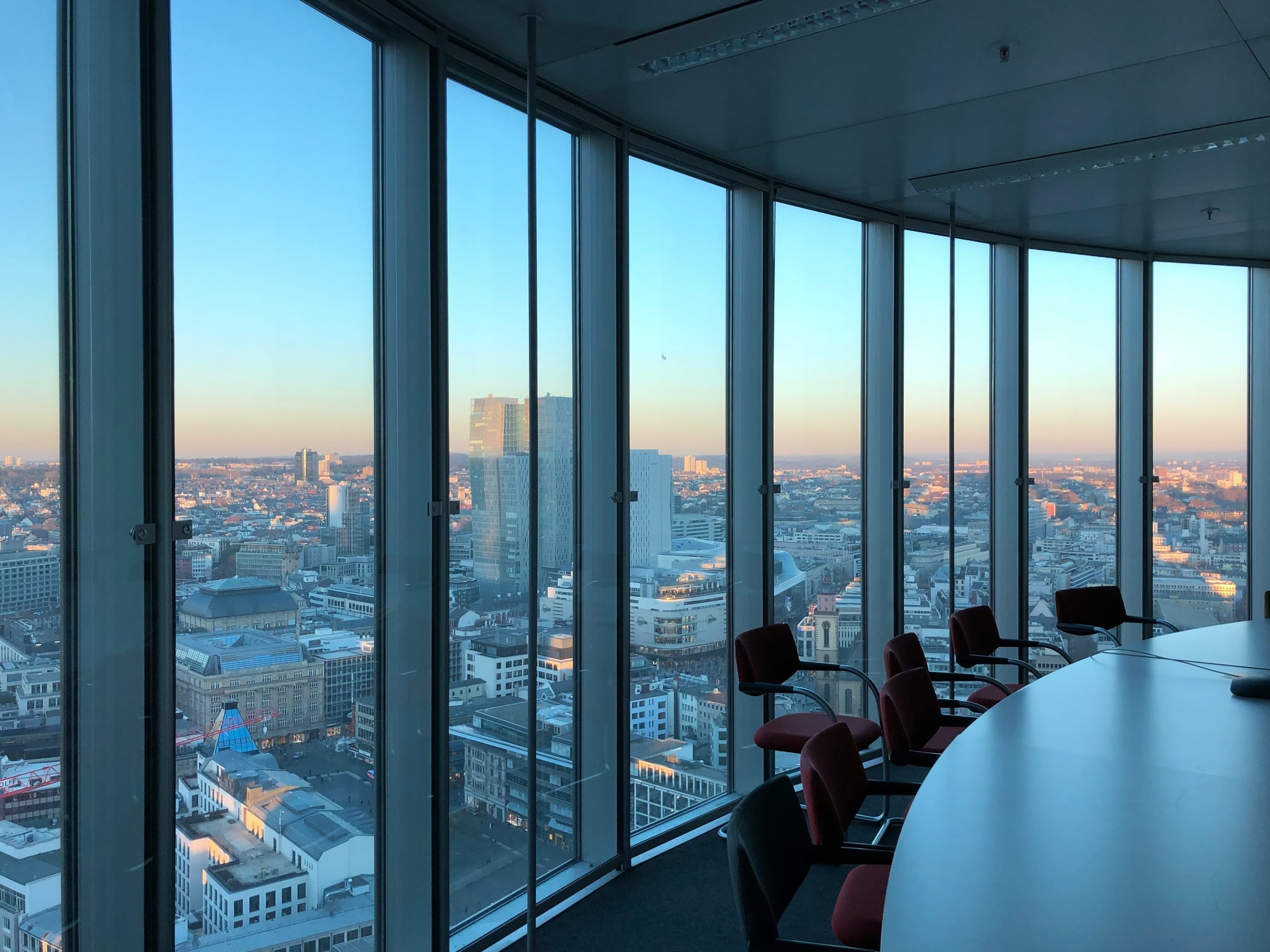 Ufficio vetrato ai piani alti con vista sulla città