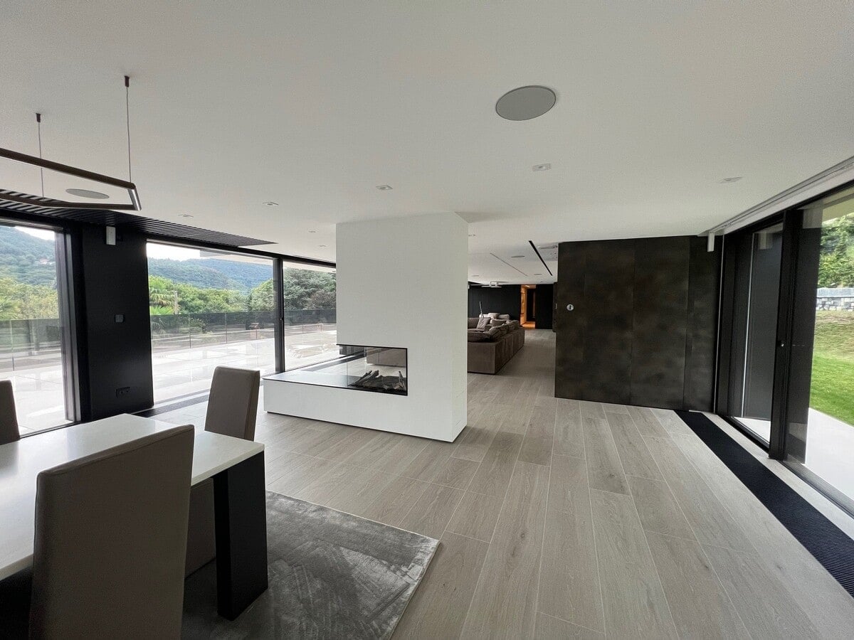 Soggiorno della villa di Montagnola con vista sul lago