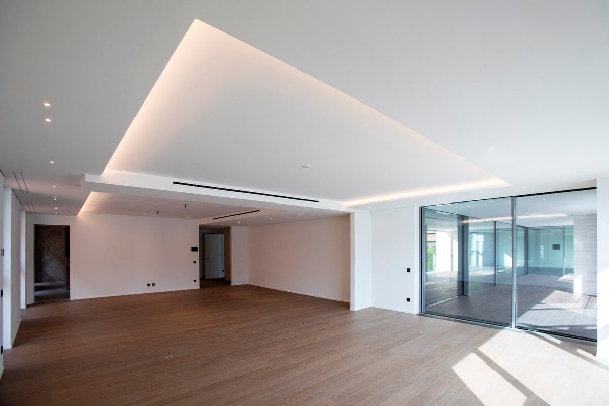 Appartamento luminoso con controsoffitto e luci lineari
