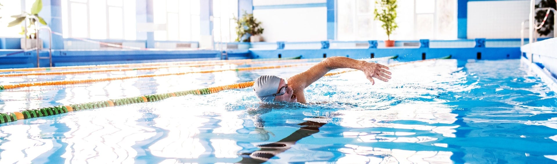 Nuotatore in una piscina coperta