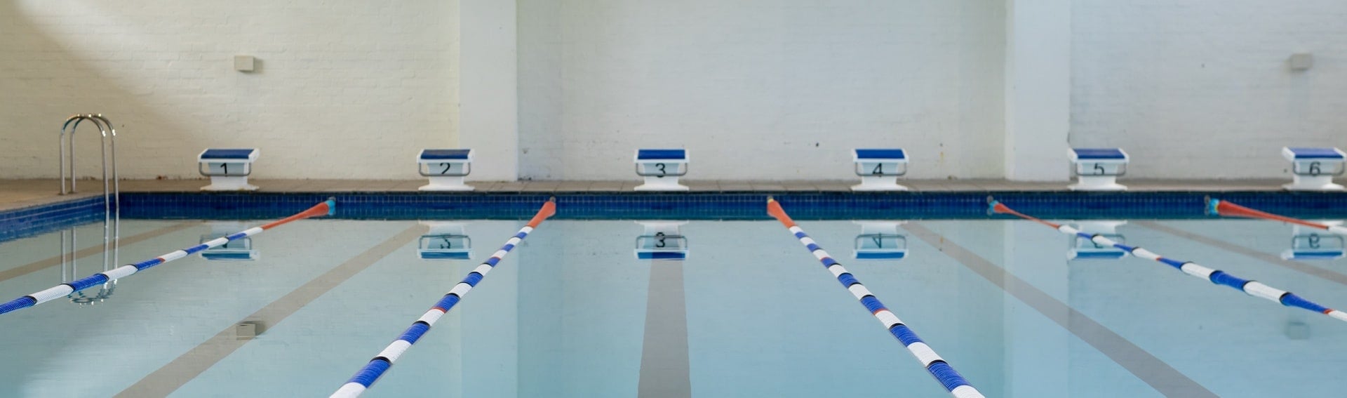 Piscina coperta con blocchi di partenza