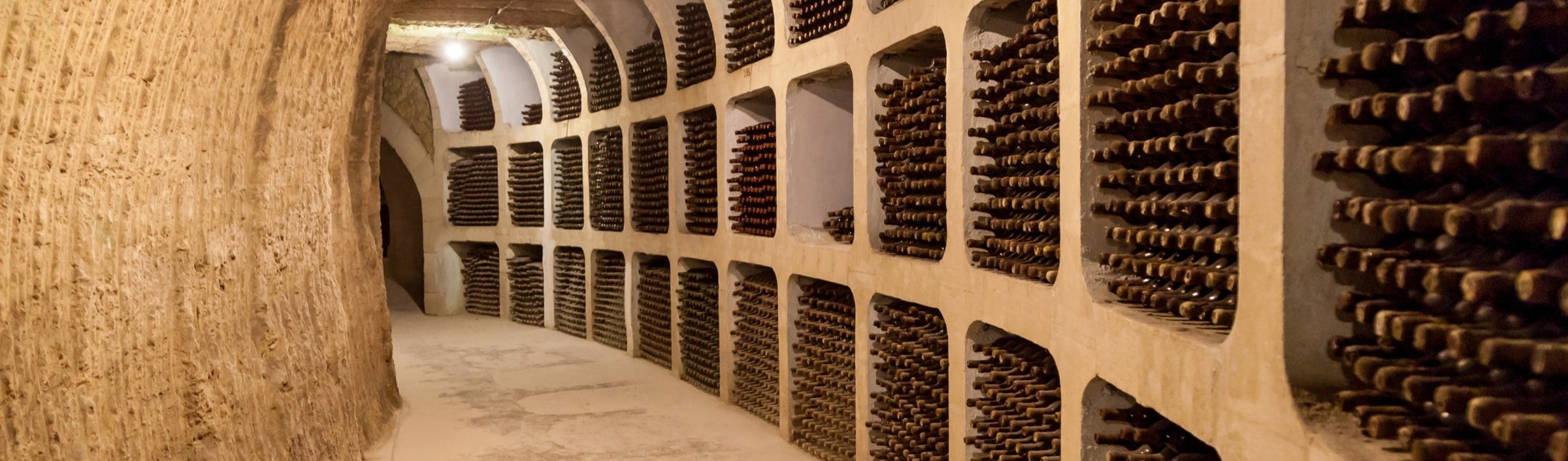 Cantina con scaffali di bottiglie