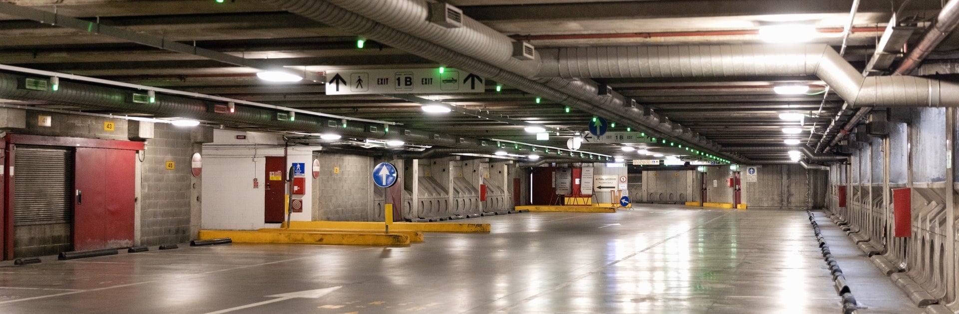Parcheggio sotterraneo con ventilatori